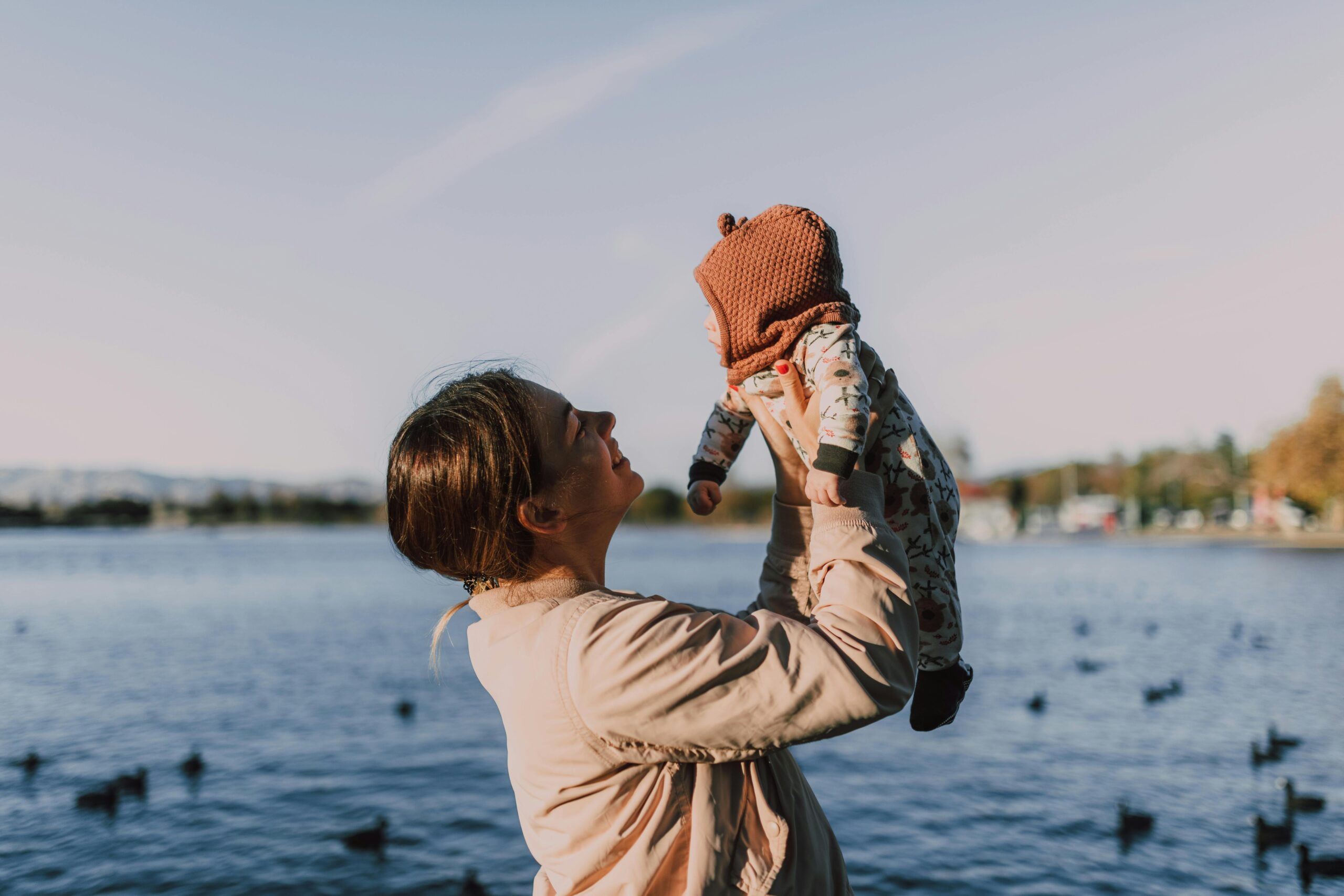 Solo il 58,2% delle madri con figli piccoli lavora, l’allarme nel report di Save The Children