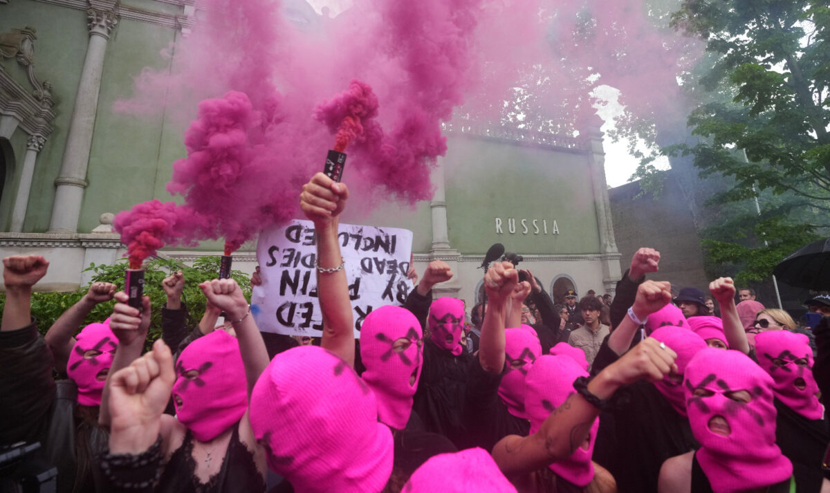 Biennale Venezia 2026, Pussy Riot e Femen protestano contro il Padiglione russo: “Mosca uccide”