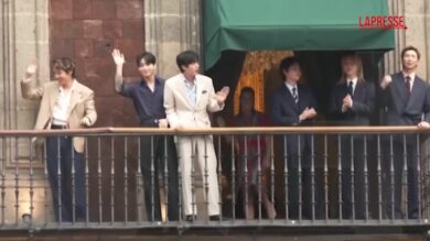 BTS in Messico, per le star del K-pop 50mila fan sotto il balcone del Palazzo Nazionale