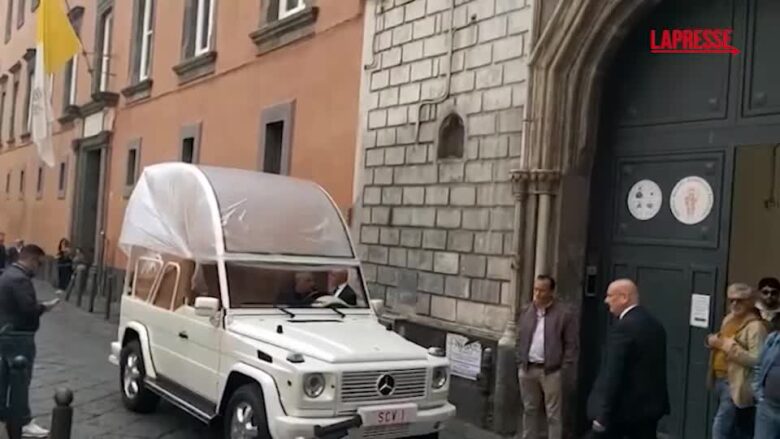 Napoli, l'arrivo della Papamobile nella Curia partenopea