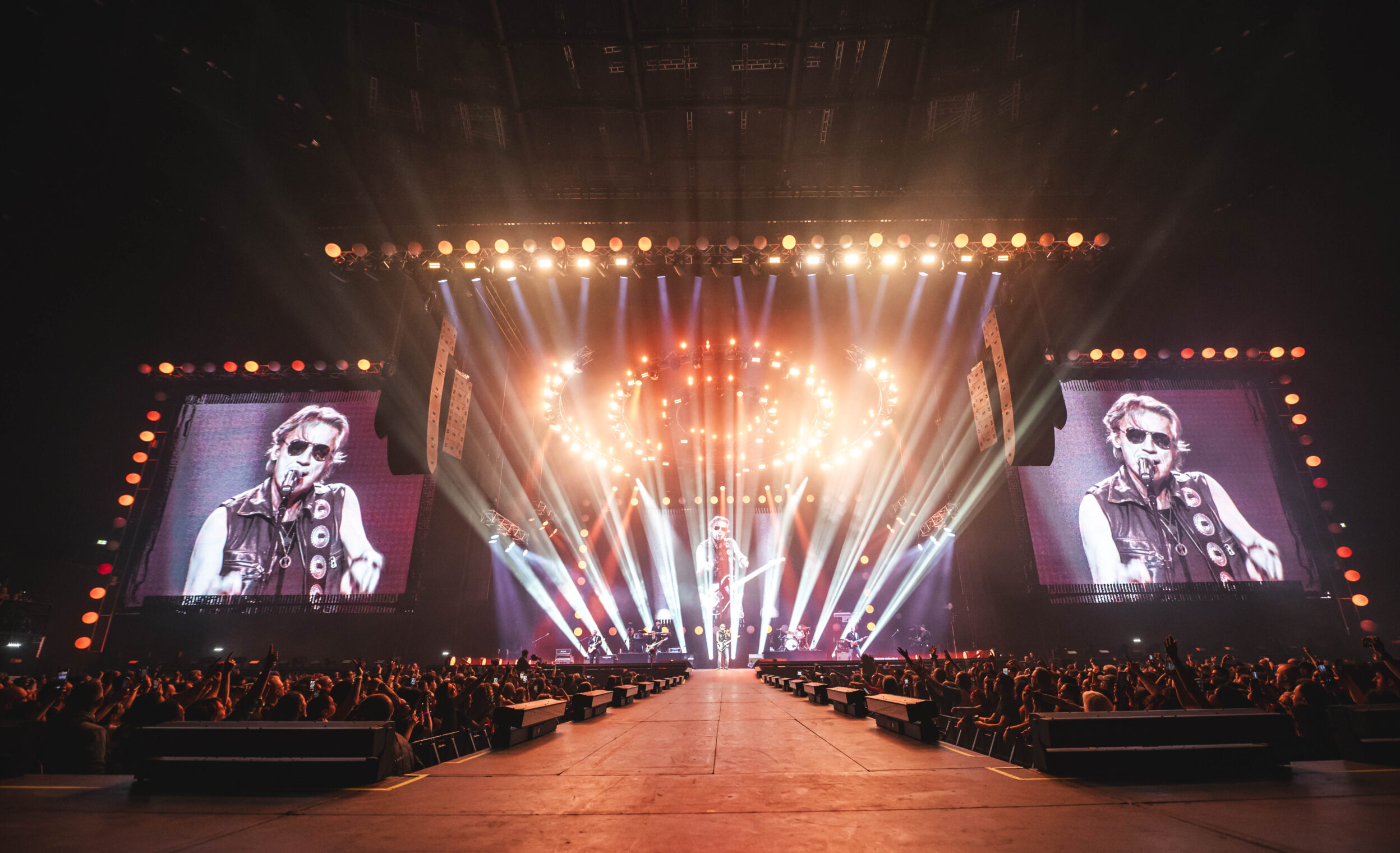 Ligabue inagura l’Unipol Dome di Milano tra rock, ospiti, annunci e sorprese