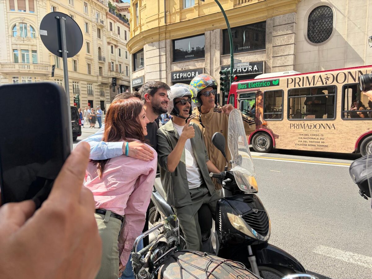 Fiorello show in via del Tritone, la ‘carrambata’ in Vespa al Messaggero
