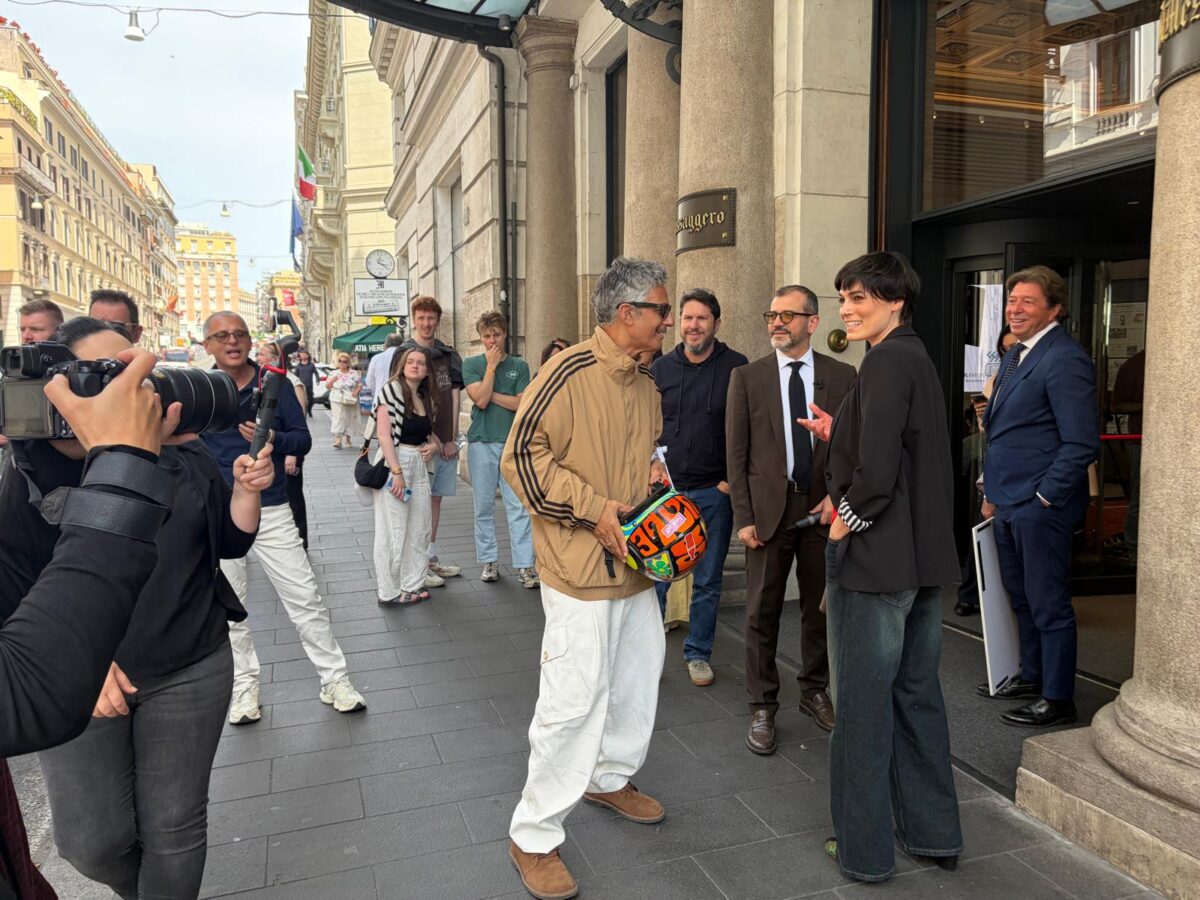 Fiorello show in via del Tritone, la ‘carrambata’ in Vespa al Messaggero