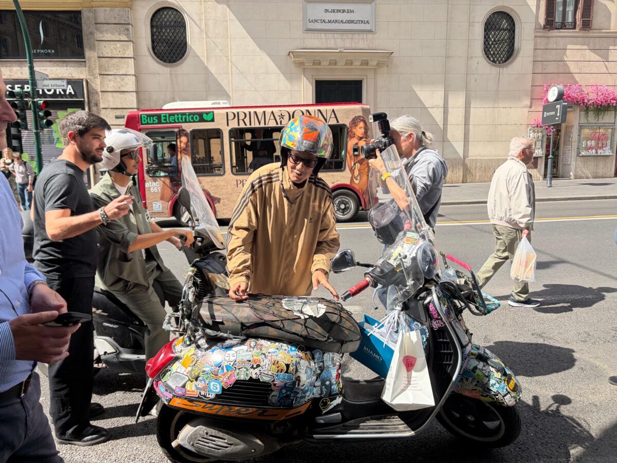 Fiorello show in via del Tritone, la ‘carrambata’ in Vespa al Messaggero