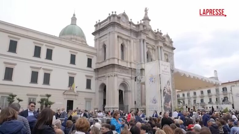 Papa Leone XIV in visita a Pompei, l'emozione dei fedeli: "Un regalo essere qui"