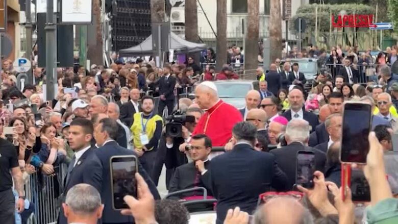 Papa Leone XIV, saluto a sorpresa ai fedeli in piazza: "Buongiorno Pompei"