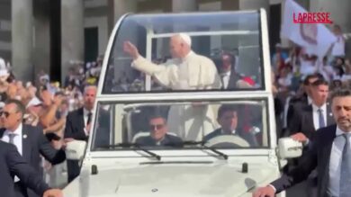 Papa Leone XIV a Napoli, l'arrivo in piazza del Plebiscito accolto da 30mila fedeli