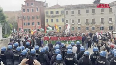 Biennale Venezia 2026, scontri tra polizia e manifestanti pro Palestina