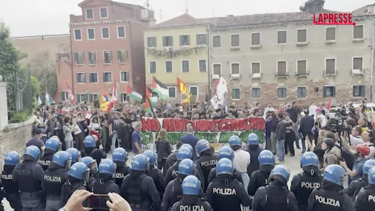Biennale Venezia 2026, scontri tra polizia e manifestanti pro Palestina