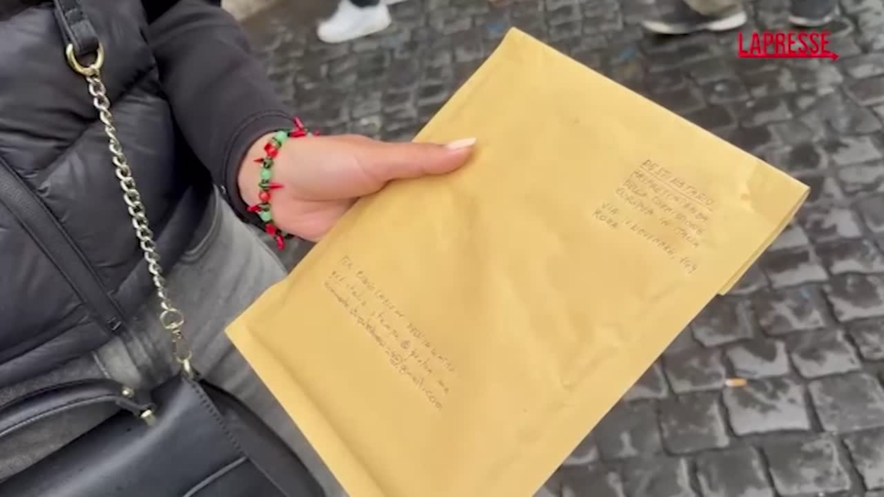 Flotilla, attivisti consegnano una lettera nella sede della Commissione Ue a Roma