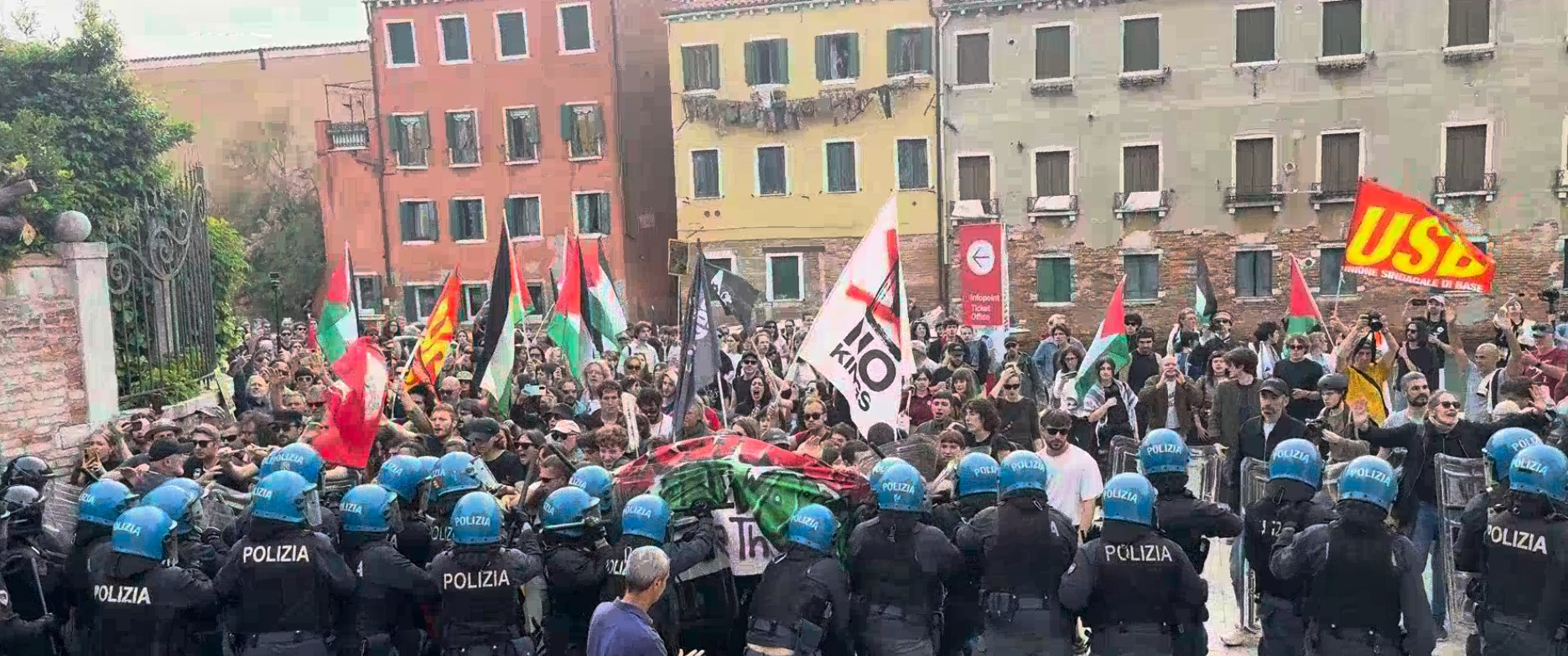 biennale arte scontri tra polizia e manifestanti al corteo pro pal da Lapresse.it biennale arte scontri tra polizia e manifestanti al corteo pro pal