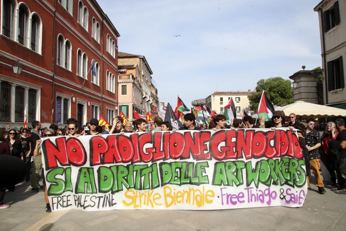 Galleria foto 'Biennale Venezia 2026, scontri tra polizia e manifestanti al corteo pro Pal' - foto 1