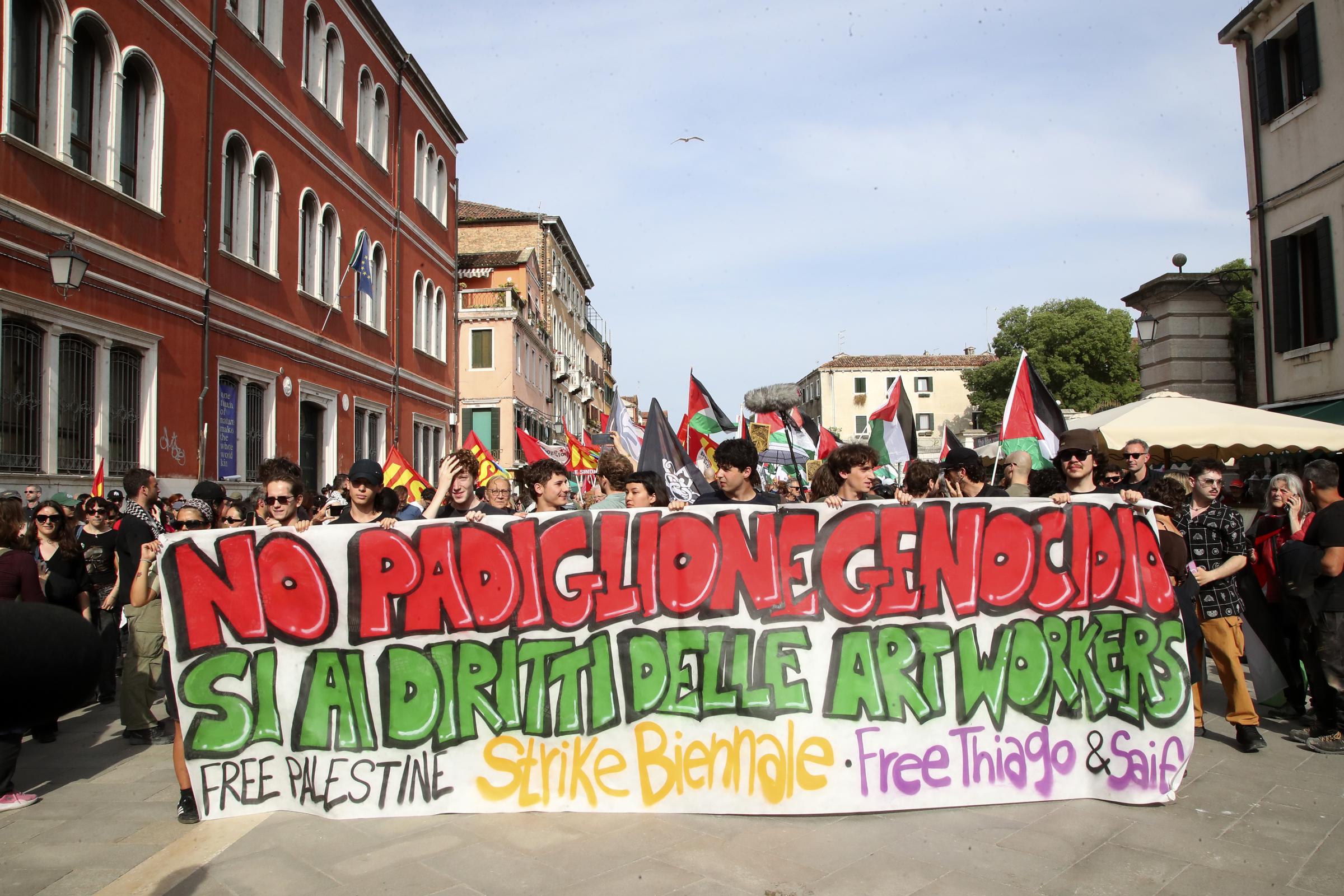 Biennale Venezia 2026, scontri tra polizia e manifestanti al corteo pro Pal