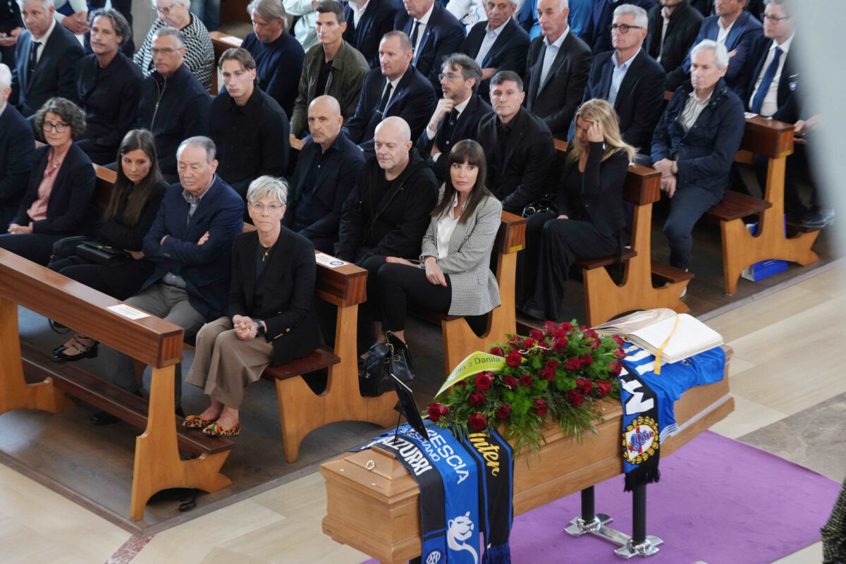 Galleria foto 'Beccalossi, ai funerali tanta Inter e tifosi vip: da Bergomi e Zanetti fino a Max Pezzali e Paolo Rossi – Le foto' - foto 2