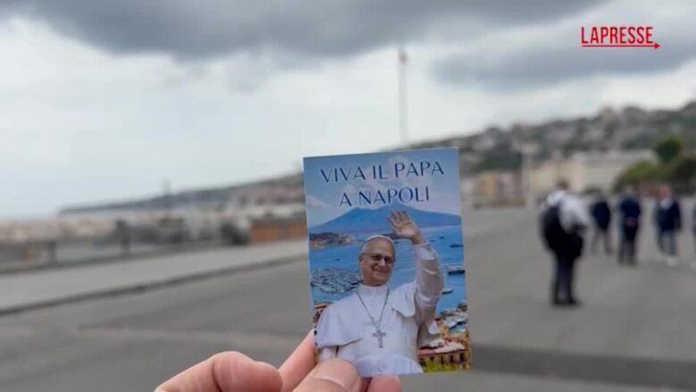 Papa Leone XIV a Napoli, vanno a ruba le immagini del Pontefice degli ambulanti