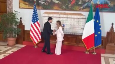 Meloni riceve Rubio a Palazzo Chigi: la stretta di mano tra la premier e il segretario di Stato Usa