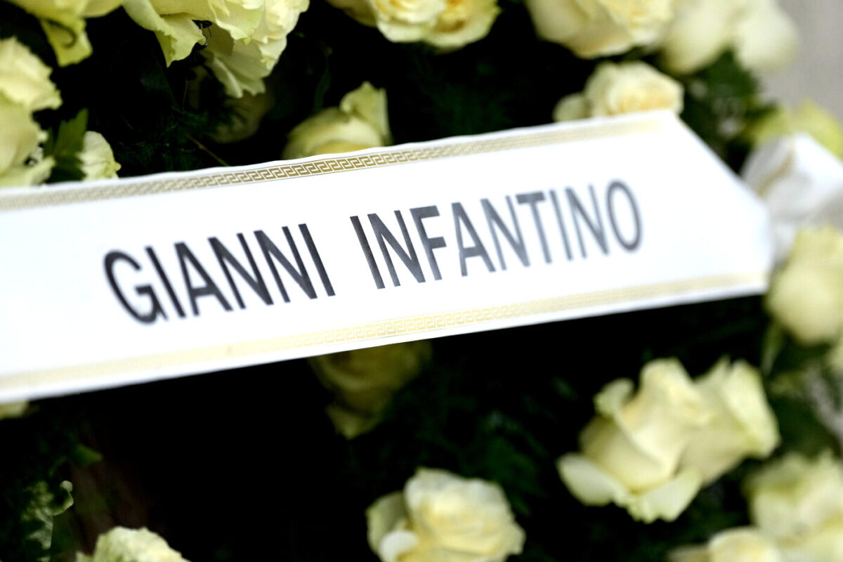 Galleria foto 'Beccalossi, ai funerali tanta Inter e tifosi vip: da Bergomi e Zanetti fino a Max Pezzali e Paolo Rossi – Le foto' - foto 20