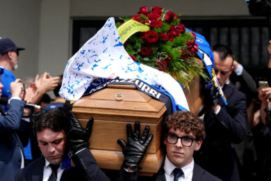 La bara in uscita dalla chiesa dopo i funerali di Evaristo Beccalossi a Brescia (Foto di Spada/LaPresse)