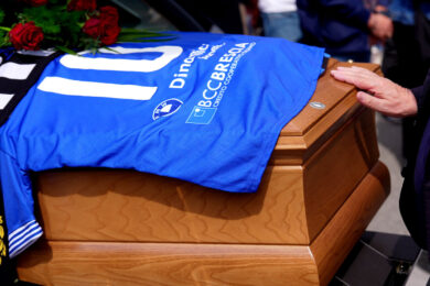La bara in uscita dalla chiesa dopo i funerali di Evaristo Beccalossi a Brescia (Foto di Spada/LaPresse)