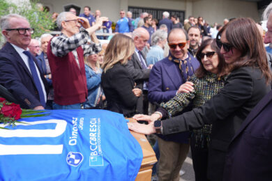 I funerali di Evaristo Beccalossi a Brescia. Nella foto la moglie Danila e la figlia Nagaja (Foto di Spada/LaPresse)