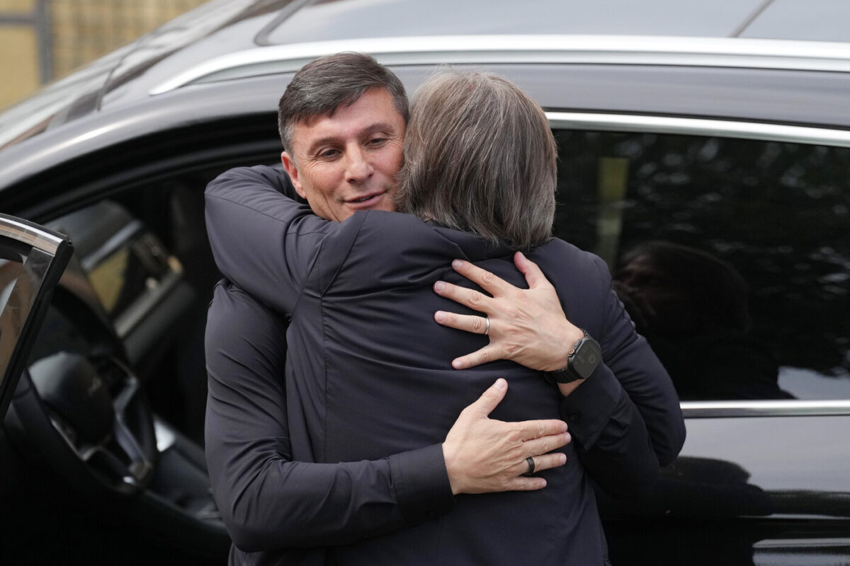 Galleria foto 'Beccalossi, ai funerali tanta Inter e tifosi vip: da Bergomi e Zanetti fino a Max Pezzali e Paolo Rossi – Le foto' - foto 17