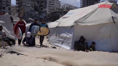 Gaza, la passione oltre la devastazione: un gruppo di ragazzi fa surf tra le onde della Striscia
