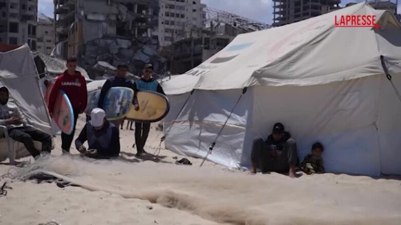 Gaza, la passione oltre la devastazione: un gruppo di ragazzi fa surf tra le onde della Striscia