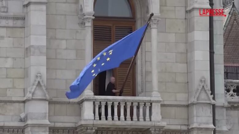 Ungheria, torna la bandiera Ue sulla facciata del Parlamento: era stata rimossa nel 2014