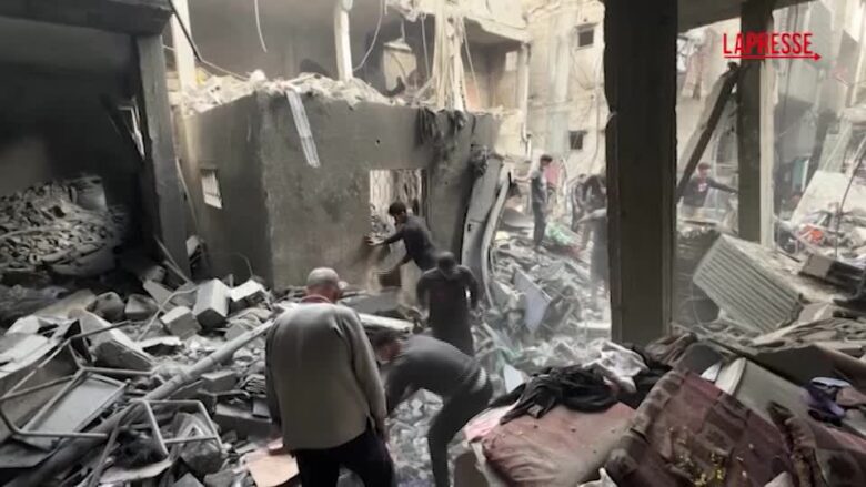 Gaza, l'Idf colpisce ancora: case distrutte nel campo profughi di Shanti