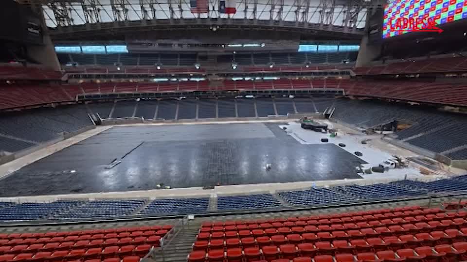 Mondiali di calcio 2026, Houston si prepara al via della rassegna: deposta l'erba sul campo