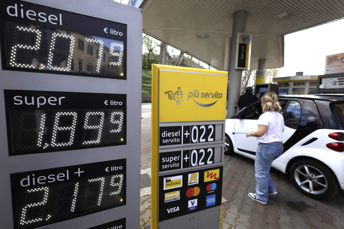 Carburanti, taglio delle accise prorogato fino al 22 maggio: l’annuncio del Mef