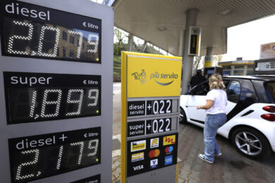 Carburanti, taglio delle accise prorogato fino al 22 maggio: l’annuncio del Mef