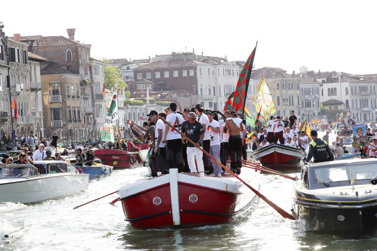 Venezia promosso in Serie A, grande festa a Canal Grande e Piazza San Marco
