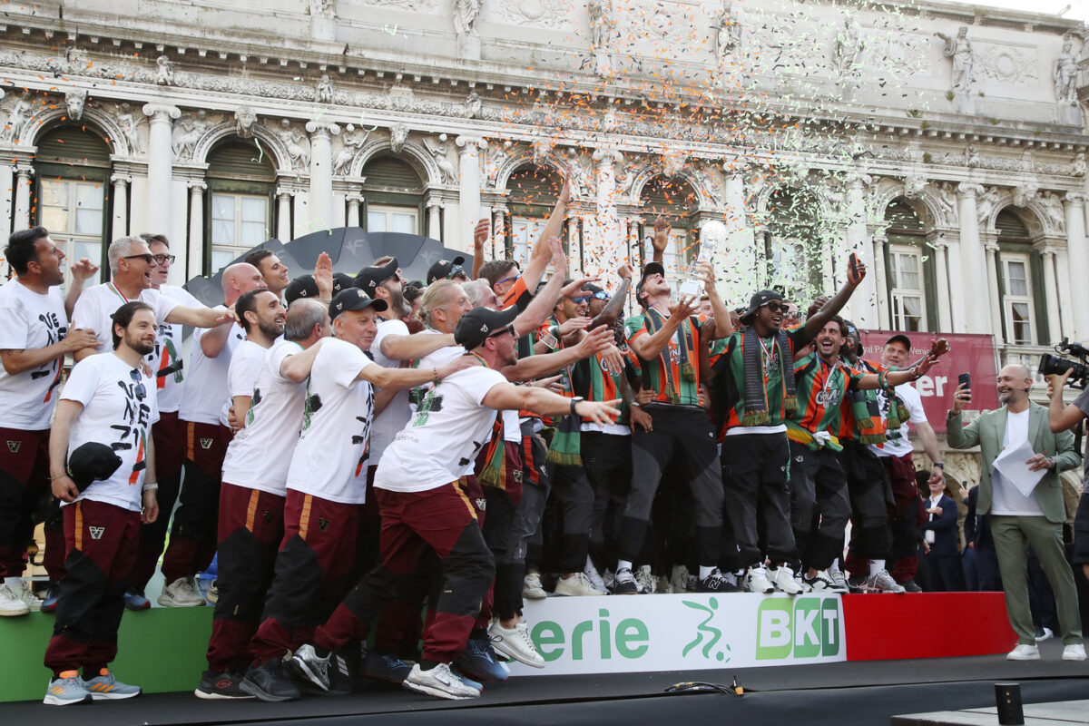 Venezia promosso in Serie A, grande festa a Canal Grande e Piazza San Marco