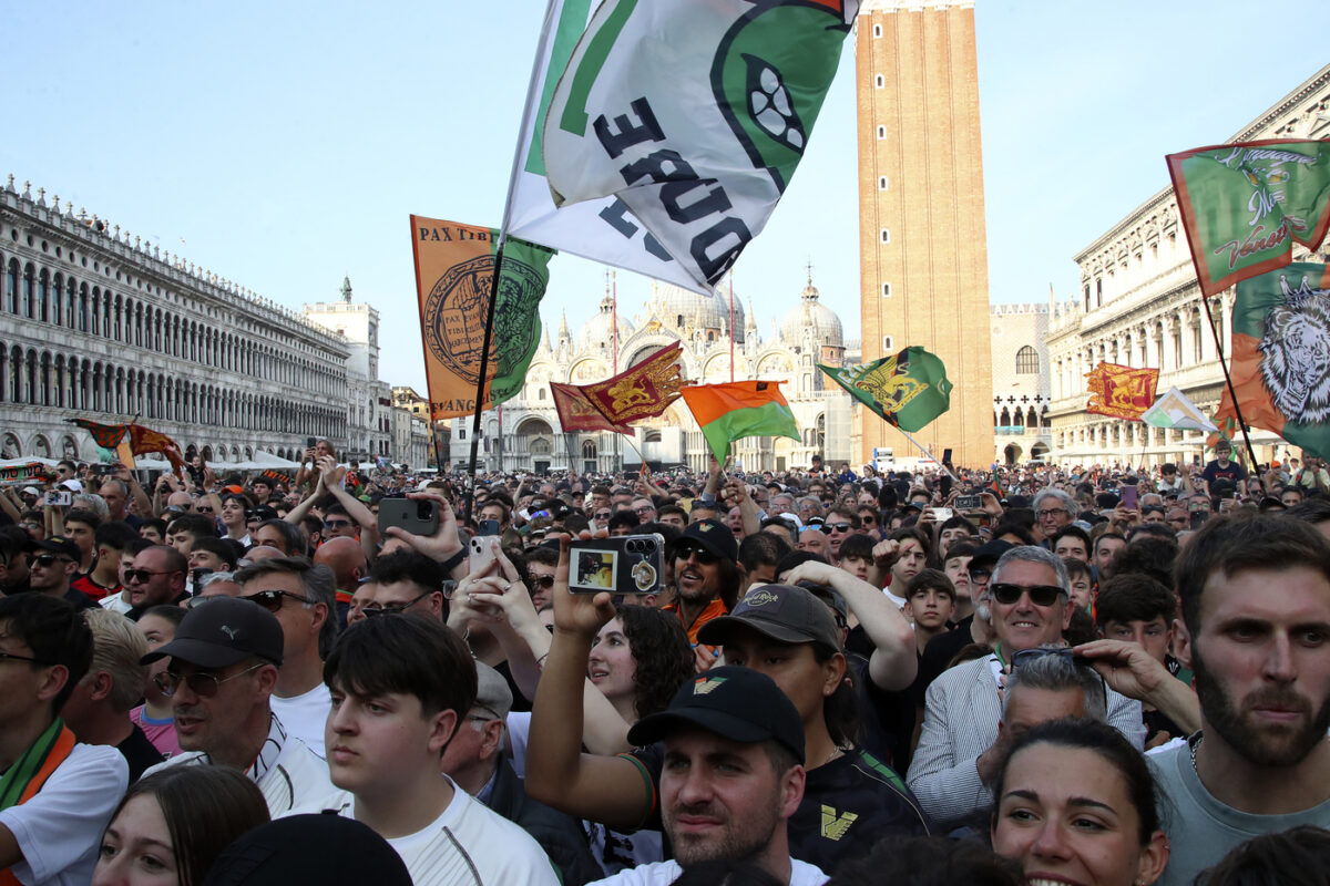 Venezia promosso in Serie A, grande festa a Canal Grande e Piazza San Marco