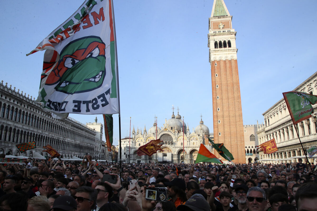 Venezia promosso in Serie A, grande festa a Canal Grande e Piazza San Marco