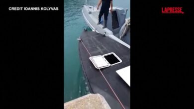 Grecia, drone marino militare al largo della costa: pescatori lo portano a riva