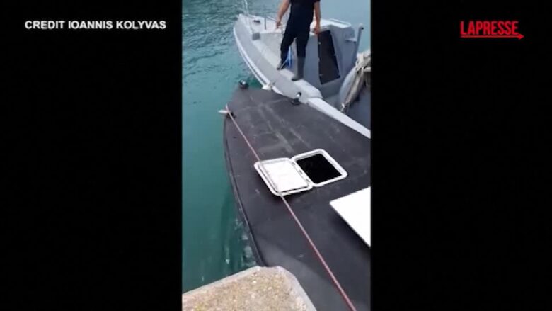 Grecia, drone marino militare al largo della costa: pescatori lo portano a riva