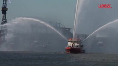 Germania, parata di navi per l'837° anniversario del porto di Amburgo
