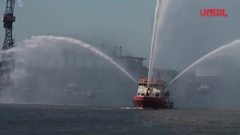 Germania, parata di navi per l'837° anniversario del porto di Amburgo