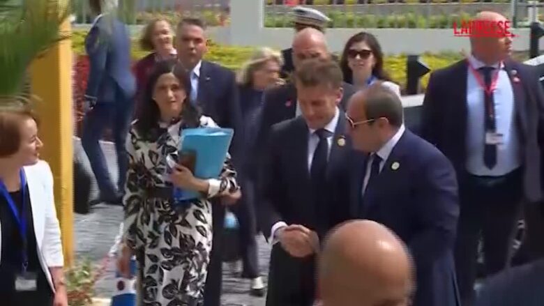 Macron arriva in Egitto, lo accoglie Al-Sisi