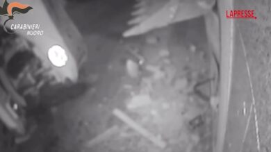 Nuoro, quattro arresti per l'assalto a uno sportello ATM sradicato da un muro