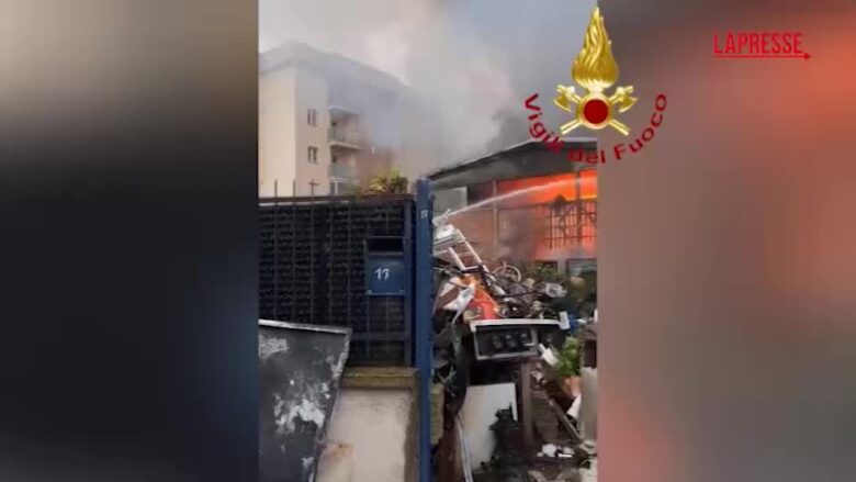 Settimo Torinese, incendio in un magazzino: al lavoro 20 squadre dei vigili del fuoco