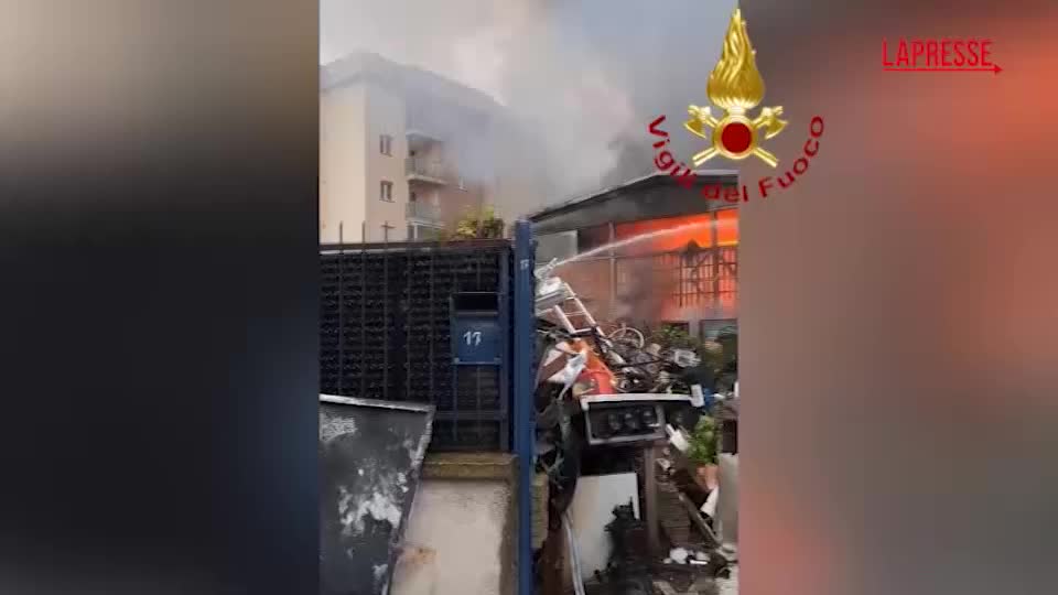 Settimo Torinese, incendio in un magazzino: al lavoro 20 squadre dei vigili del fuoco