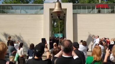 Biennale Venezia 2026, dalla campana umana ai tappeti volanti: ecco le opere più affascinanti