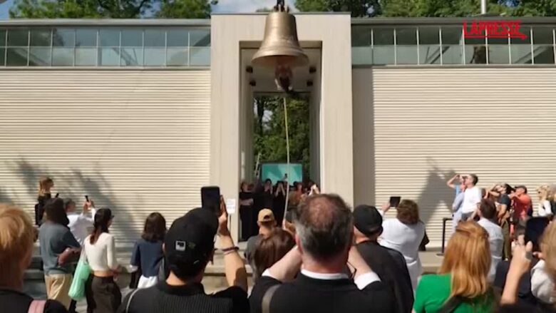 Biennale Venezia 2026, dalla campana umana ai tappeti volanti: ecco le opere più affascinanti