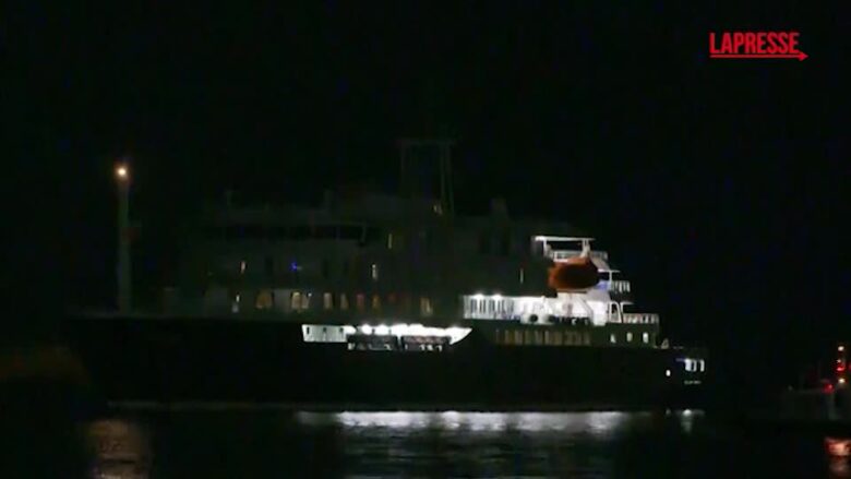 Hantavirus, la nave Hondius attracca al porto di Granadilla a Tenerife