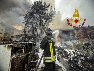 Torino, incendio in un magazzino: smentito il ritrovamento di un cadavere