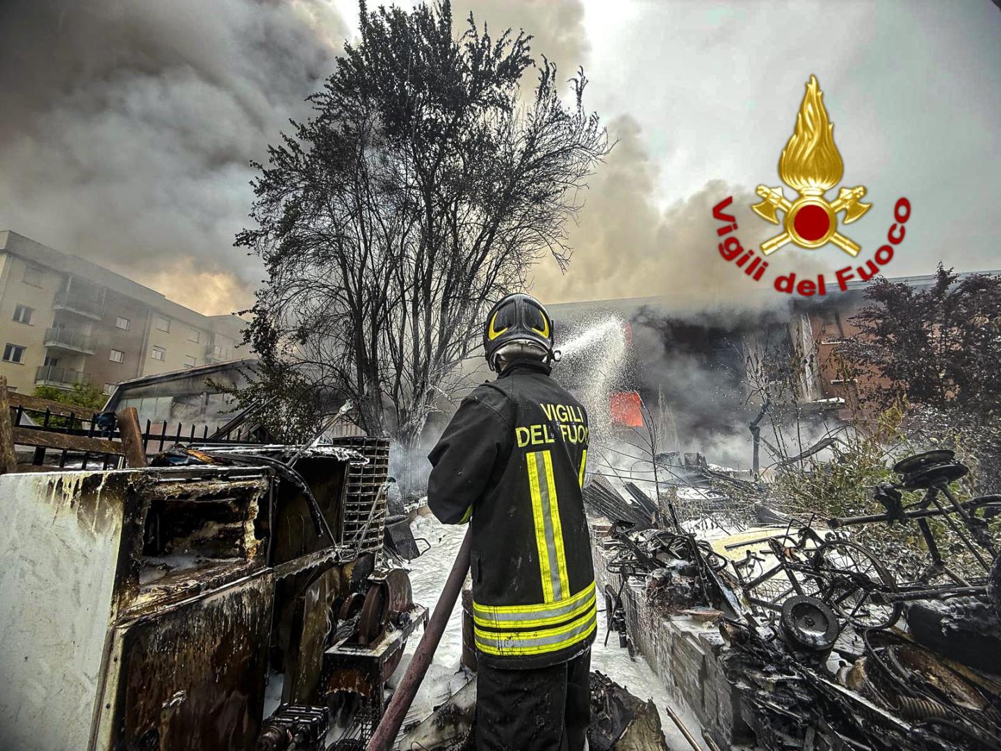Torino, incendio in un magazzino: smentito il ritrovamento di un cadavere Torino, incendio in un magazzino: smentito il ritrovamento di un cadavere