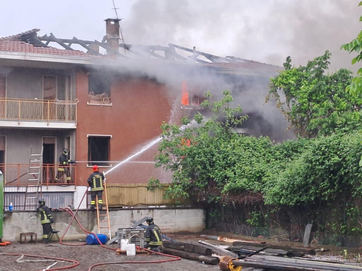 Torino, incendio in un magazzino: smentito il ritrovamento di un cadavere Torino, incendio in un magazzino: smentito il ritrovamento di un cadavere